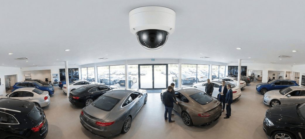 Cámaras de seguridad cubriendo el lote exterior de una agencia automotriz