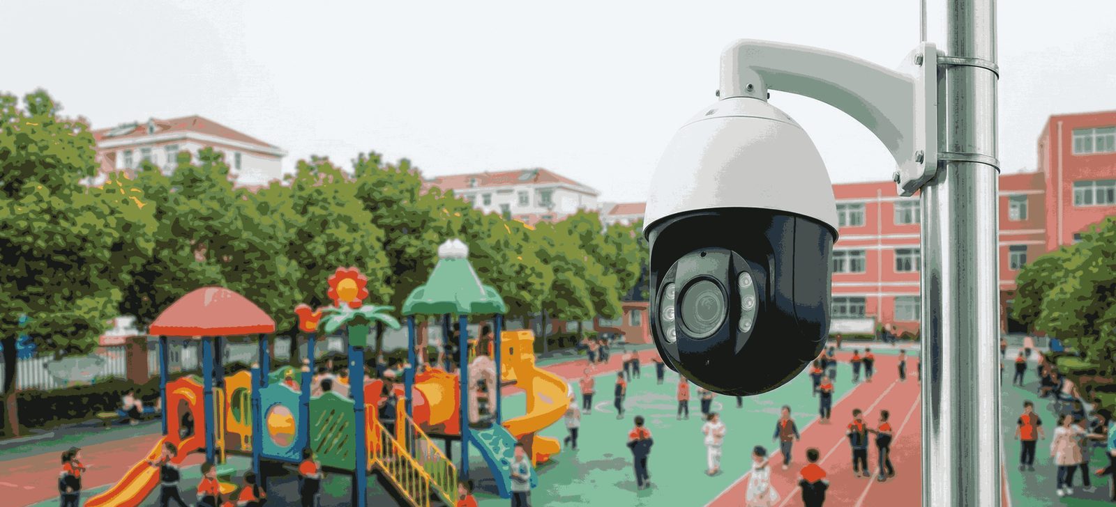 Cámaras de seguridad vigilando los pasillos de una escuela