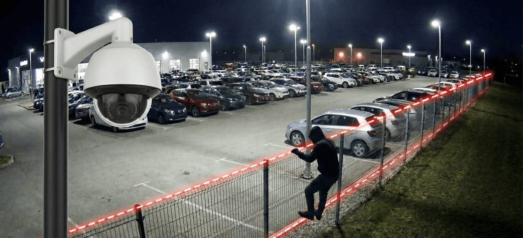 Cámara de seguridad con alarma de disuasión en un lote de autos