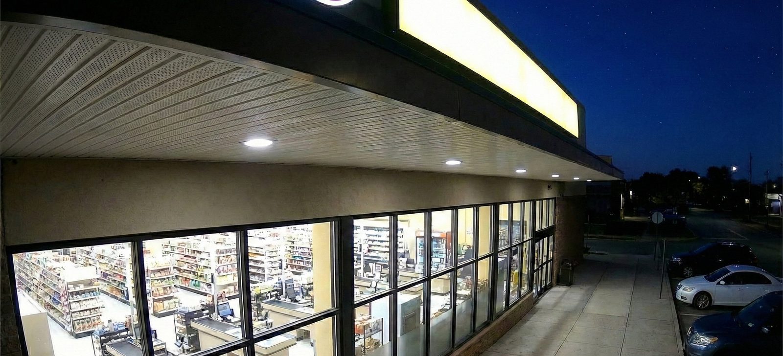 Cámara de seguridad con visión nocturna en una tienda